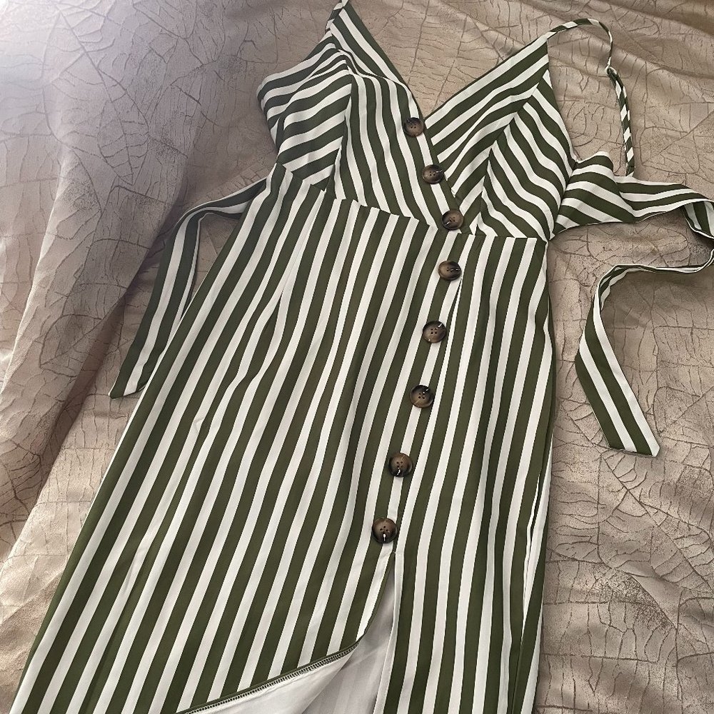 Foteisy Green and white striped back cutout dress